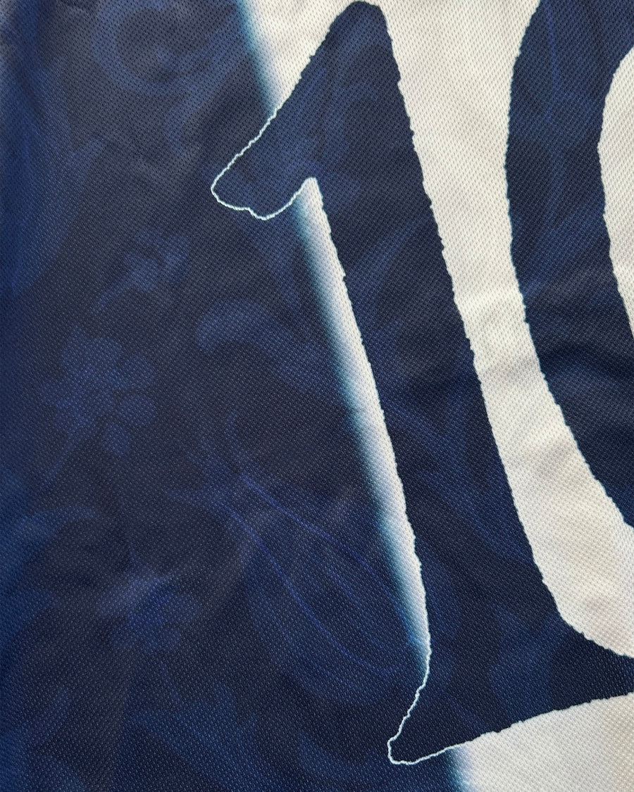Tile Jersey tişört – model üzerinde görünüm | Voyant Apparel