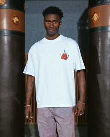 The Greatest Premium T-Shirt tişört – model üzerinde görünüm | Voyant Apparel
