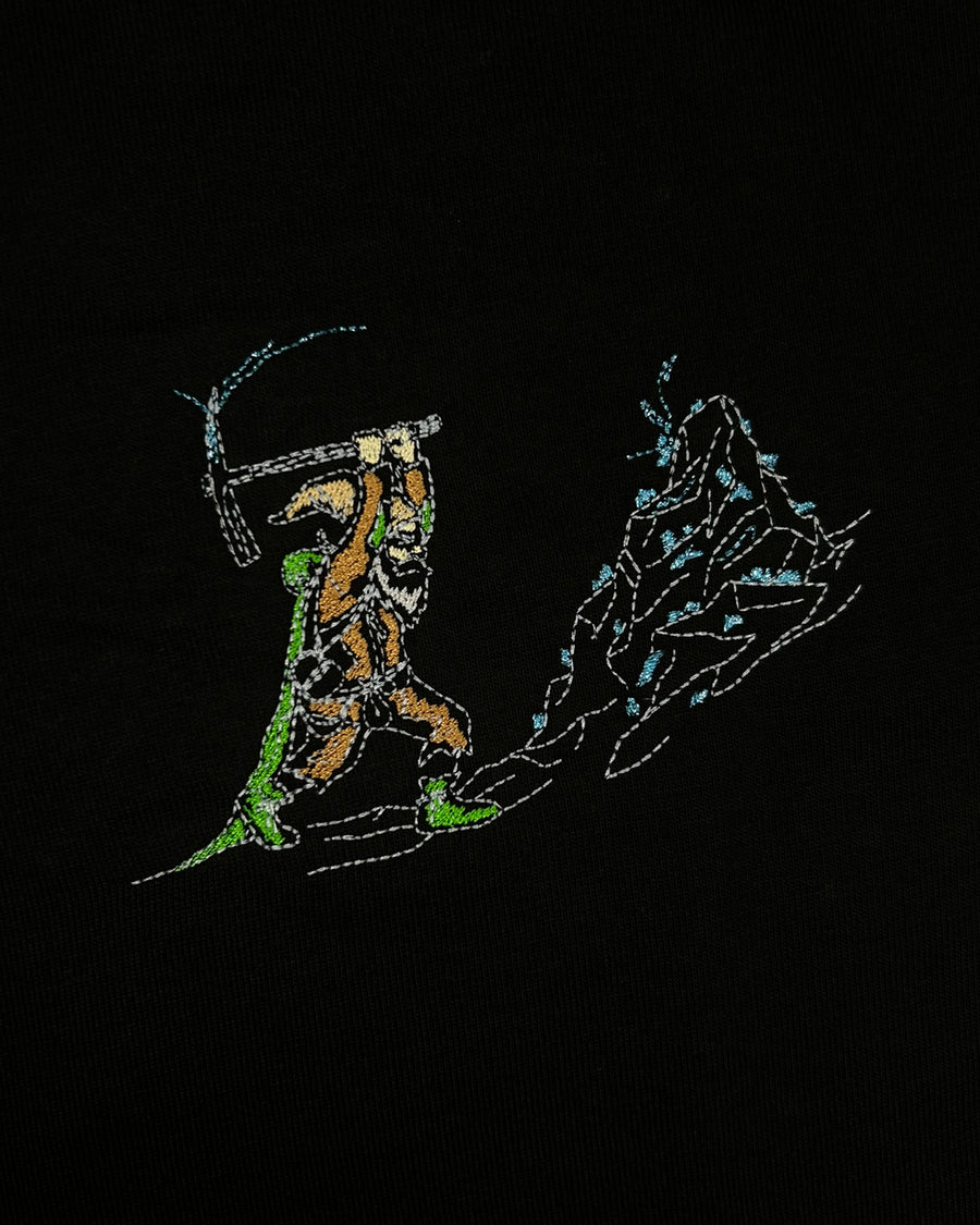 The Dwarf Premium T-Shirt tişört – model üzerinde görünüm | Voyant Apparel