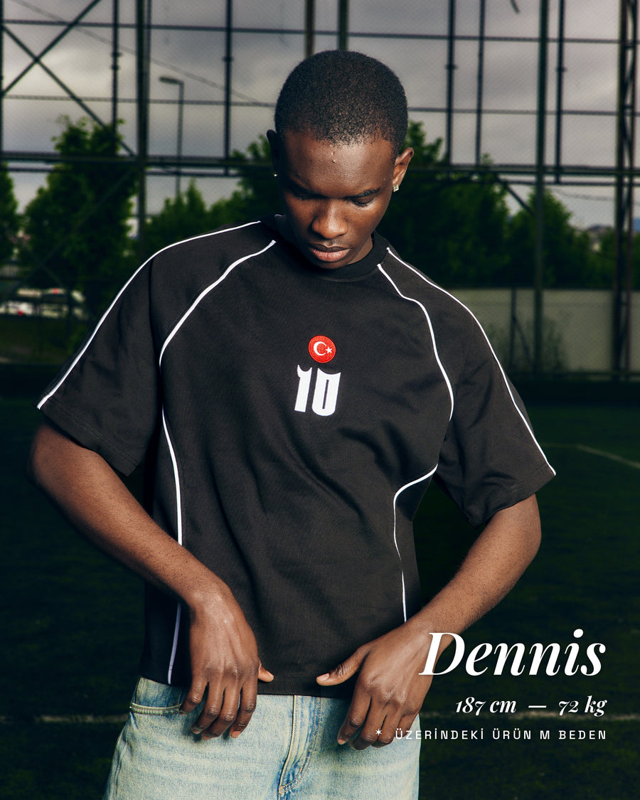 Türkiye Jersey - Siyah forma – model üzerinde görünüm | Voyant Apparel