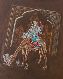 Tuareg T-Shirt - Kahverengi tişört – model üzerinde görünüm | Voyant Apparel