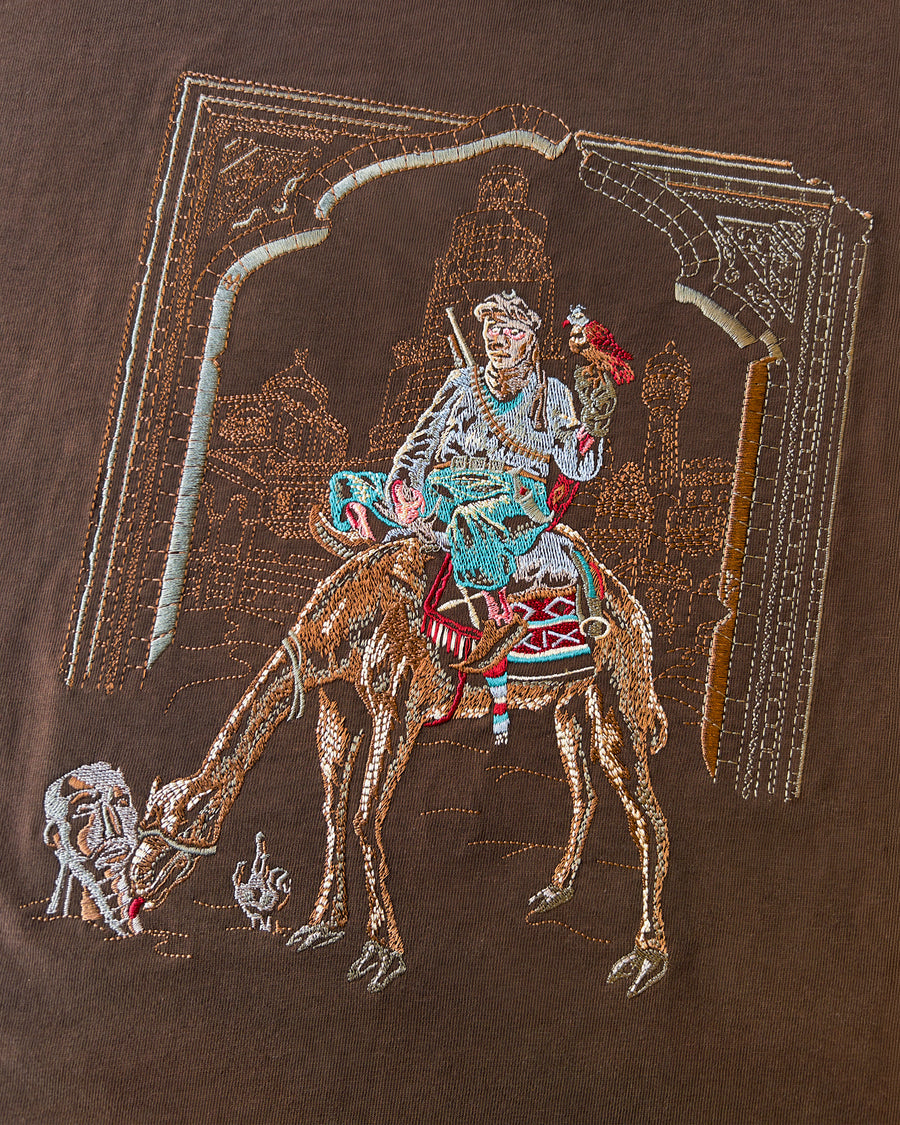 Tuareg T-Shirt - Kahverengi tişört – model üzerinde görünüm | Voyant Apparel