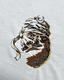 Tuareg T-Shirt - Off White tişört – model üzerinde görünüm | Voyant Apparel