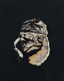 Tuareg T-Shirt - Siyah tişört – model üzerinde görünüm | Voyant Apparel