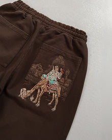 Tuareg Baggy Eşofman Altı - Kahverengi – model üzerinde görünüm | Voyant Apparel