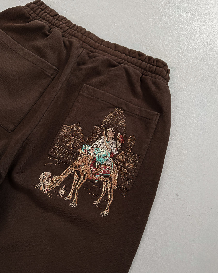 Tuareg Baggy Eşofman Altı - Kahverengi – model üzerinde görünüm | Voyant Apparel